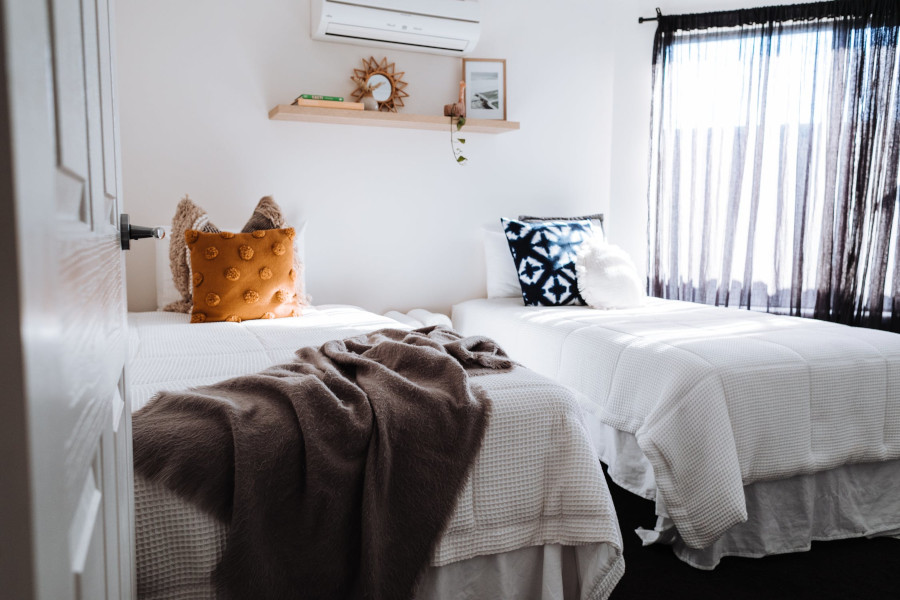 bedroom with 2 beds