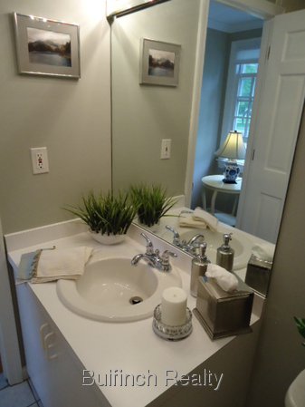 WESTON - 1 BEDROOM -  1  BATHROOM - $375000  -