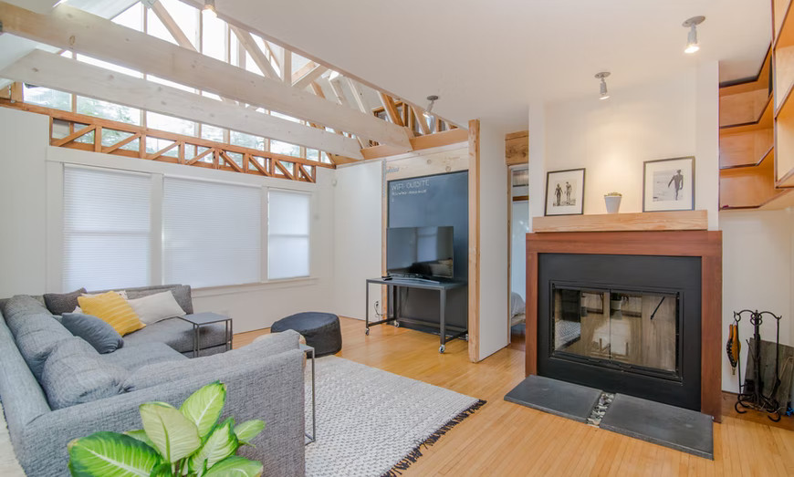 Livingroom, fireplace, high ceilings