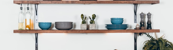 Plates, plant on a shelf
