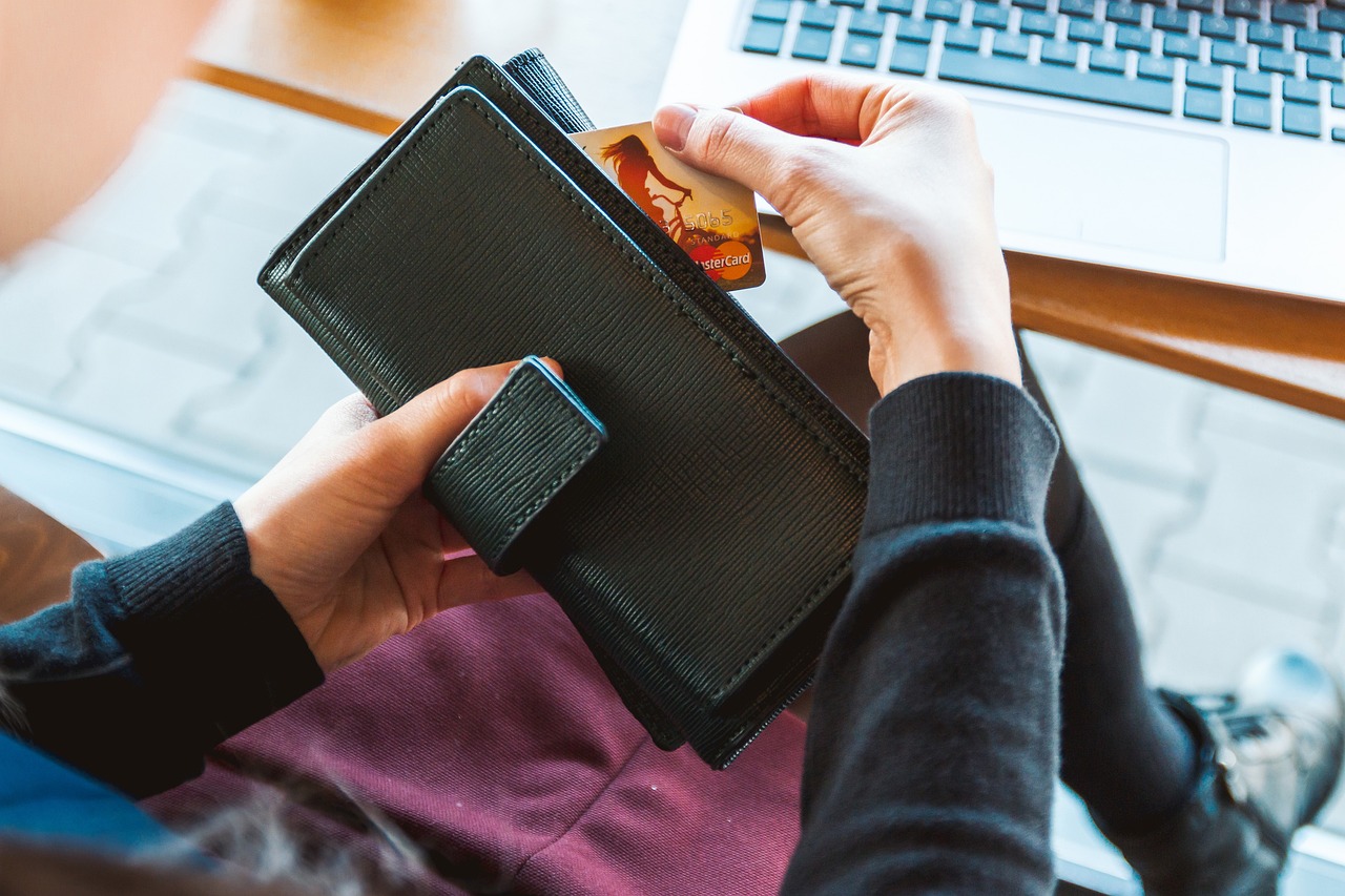 Credit card in a black wallet. Image by Pixabay
