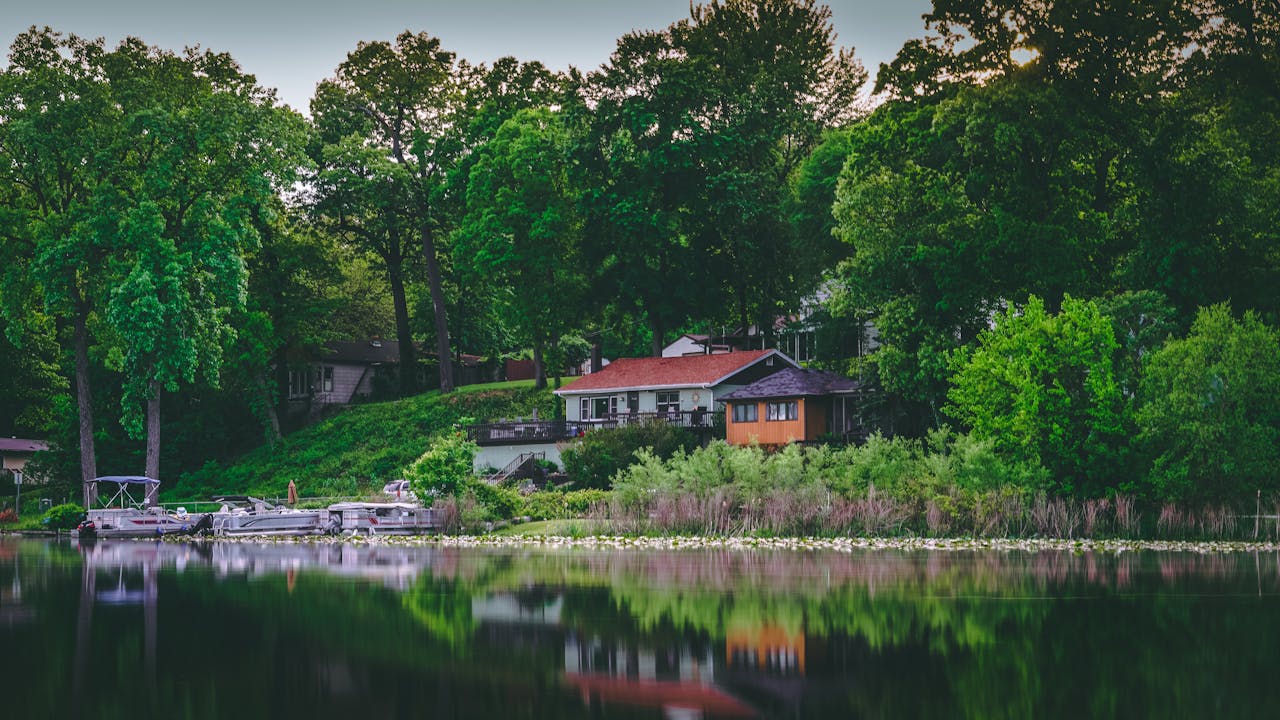 House by the lake. Image by Pexels
