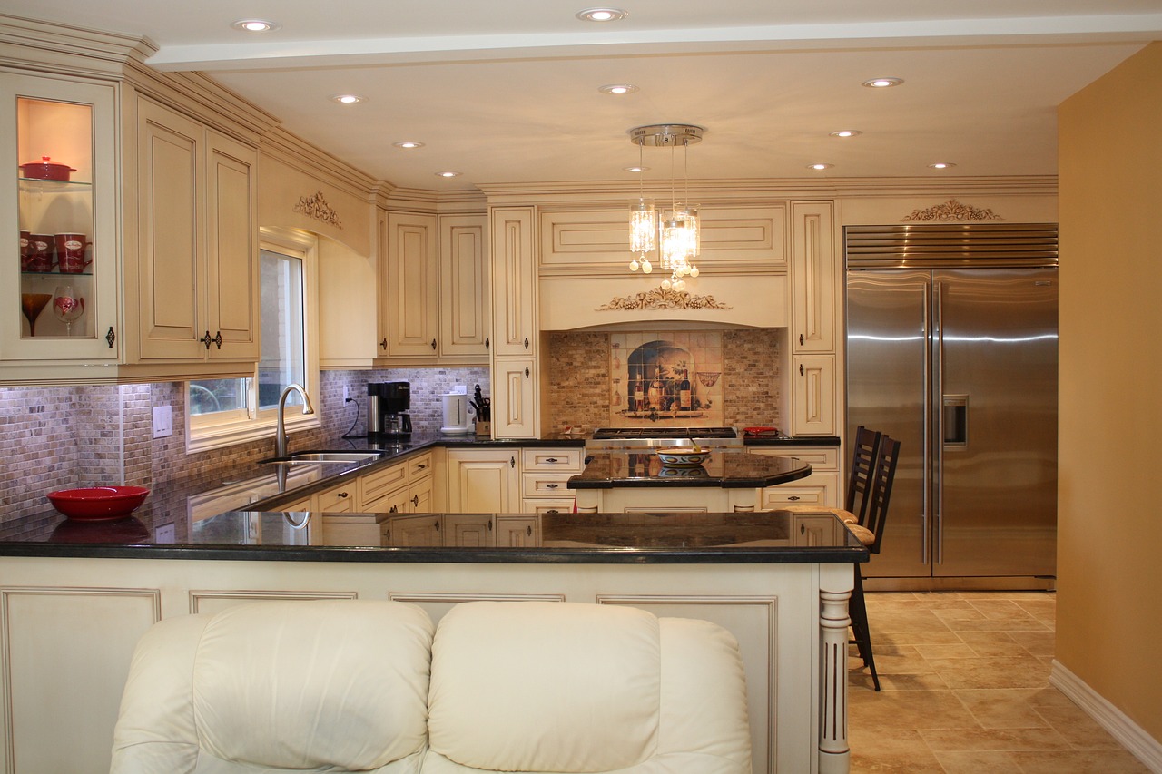 White kitchen cabinets, black countertops. Image by Pixabay