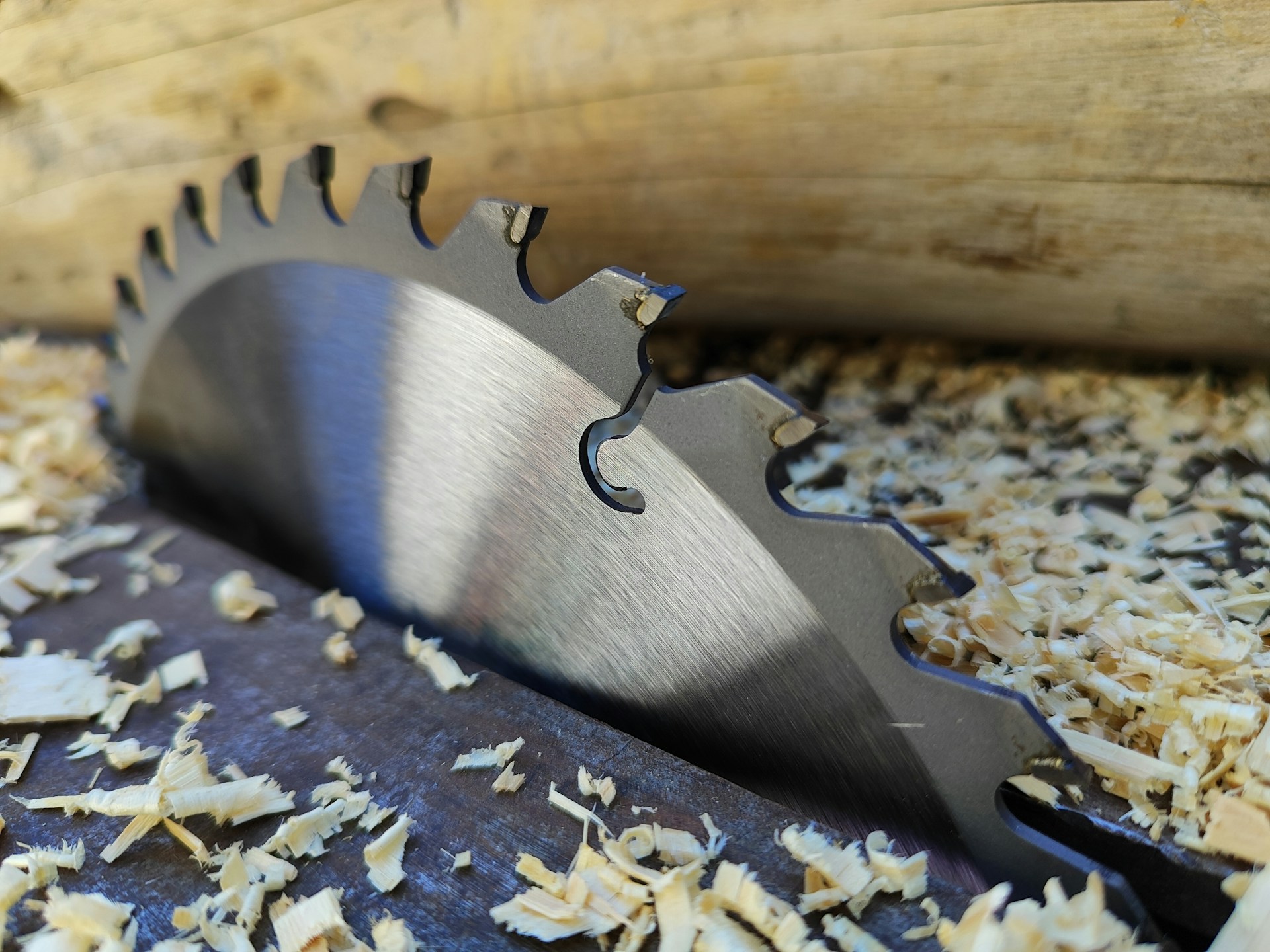Table saw, wood. Image by Unsplash