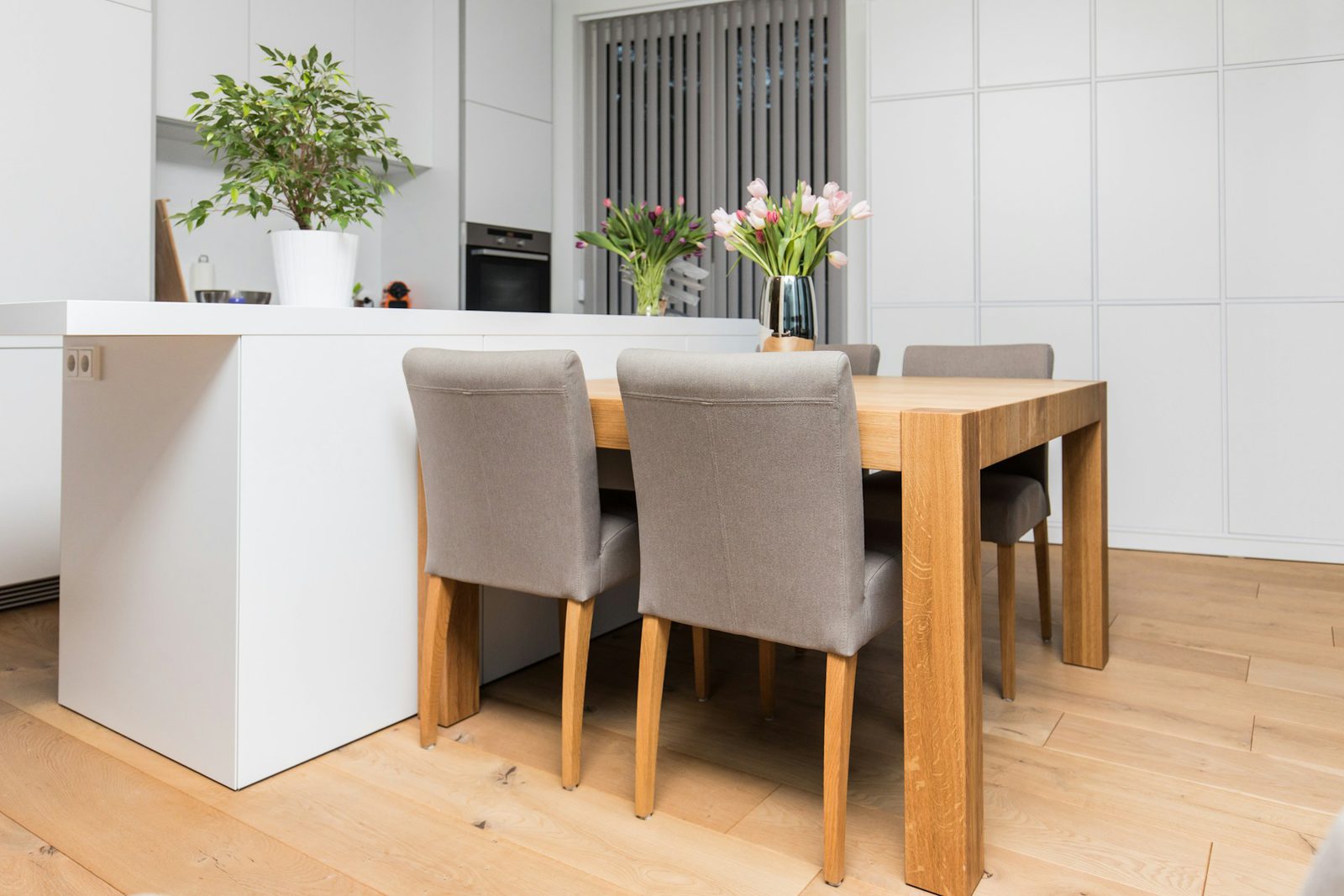 Small Boston Apartment kitchen. Image by Unsplash