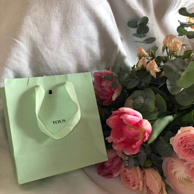 gift bag, flowers