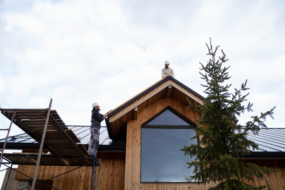 Well-maintained residential building exterior with quality roofing and siding. Image by Freepik