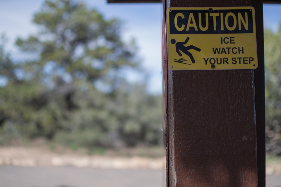 Yellow caution sign 'ice watch your step'