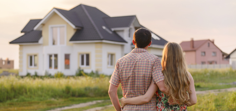 2 people looking at a house