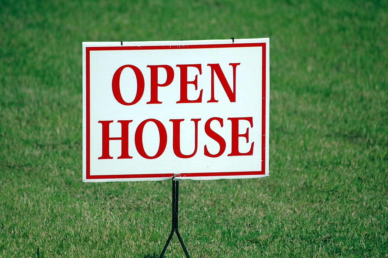 Open house sign on a lawn