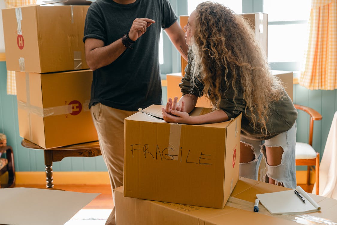 2 people packing boxes