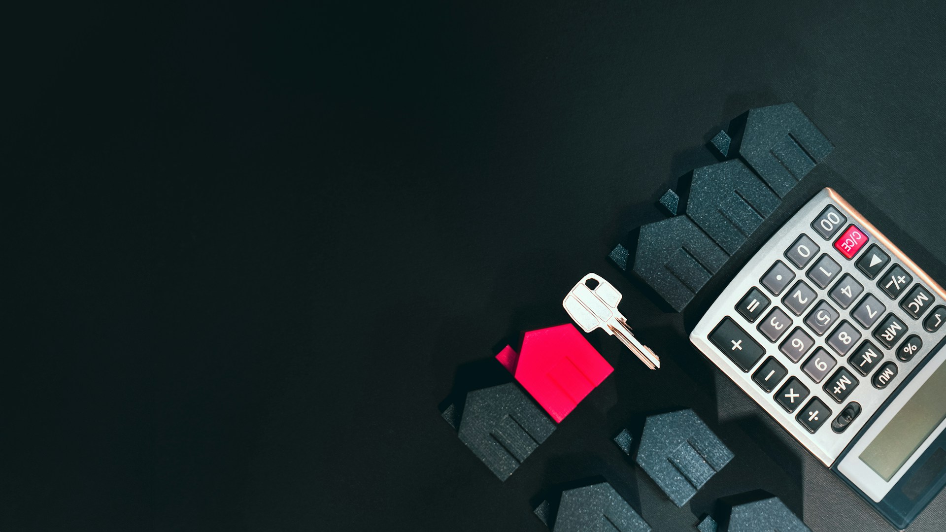 Calculator, houses, key. Image by Unsplash