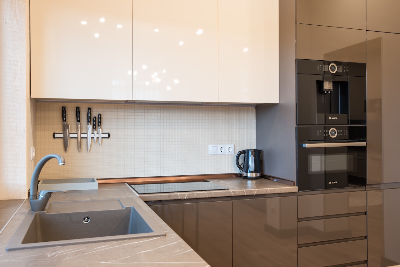 clean kitchen, knives on wall