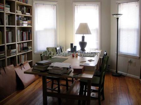 ***Davis Square - Philly Style...Sunny & Spacious - Short walk to Davis/Porter***