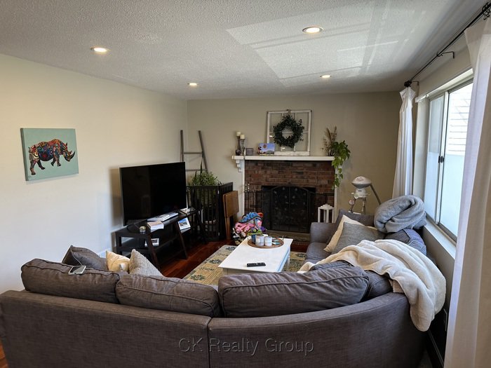 Modern 3BR/1.5BA Apt. on Gilbert Street - Avail. 8/1