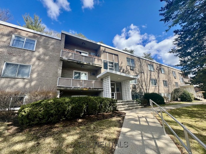 WALTHAM 1 Bedroom - Pool and Tennis Court Access