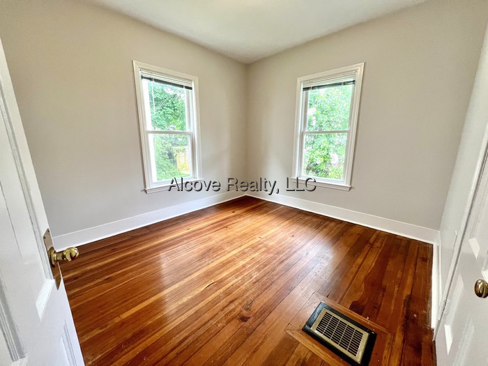 ***Teele Square; 2 Bed, Five Minute Walk To Tufts!***