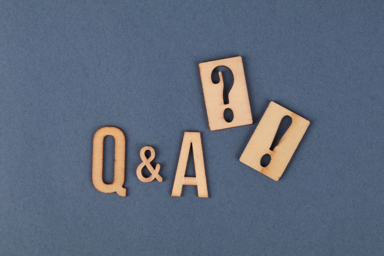 Wooden letters Q & A, ?, !. Image by Pexels