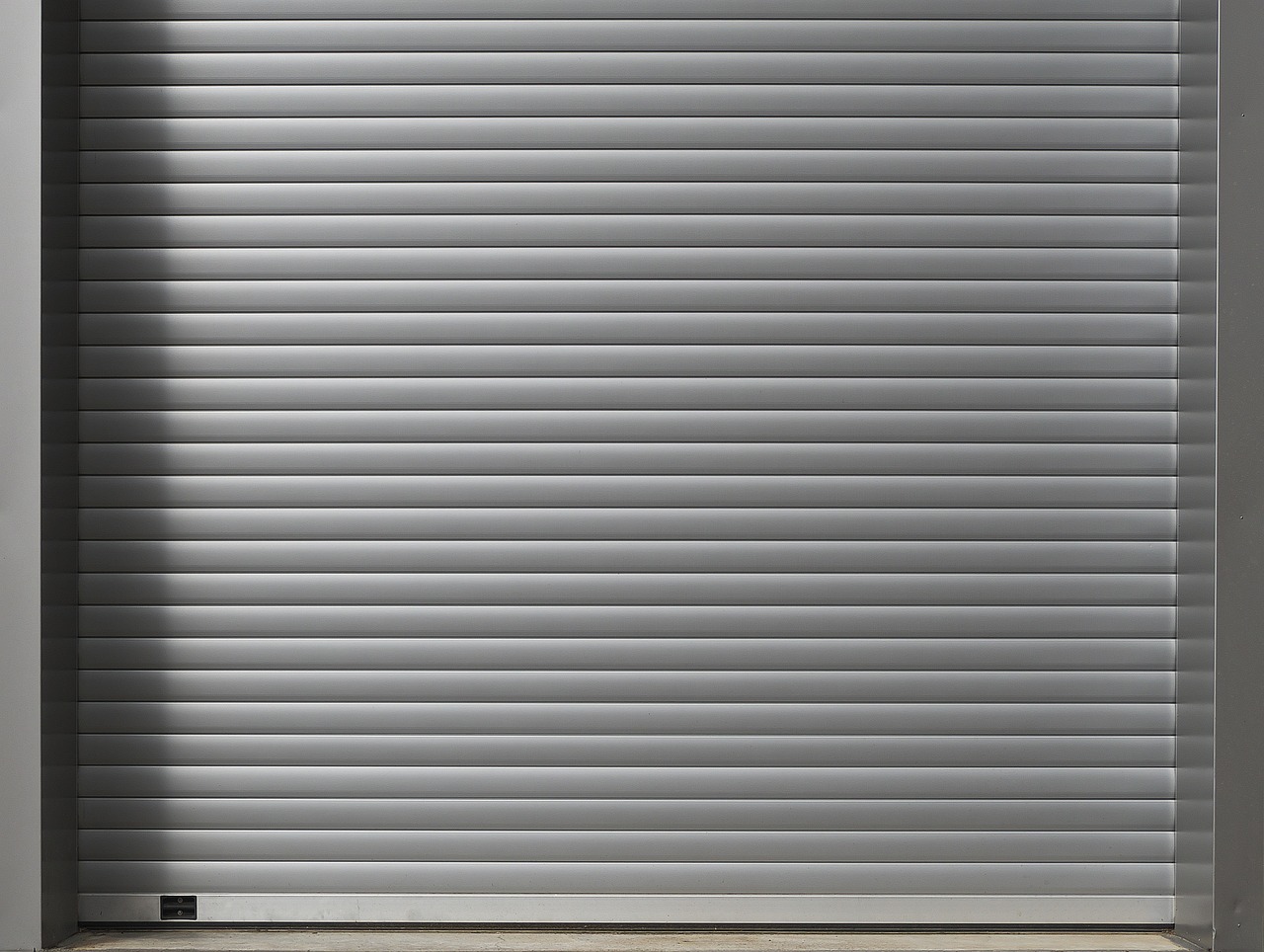 Rolling garage door