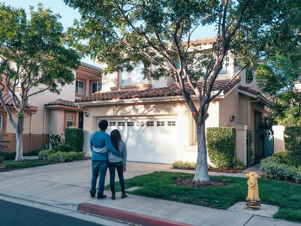 A cople looking at a house