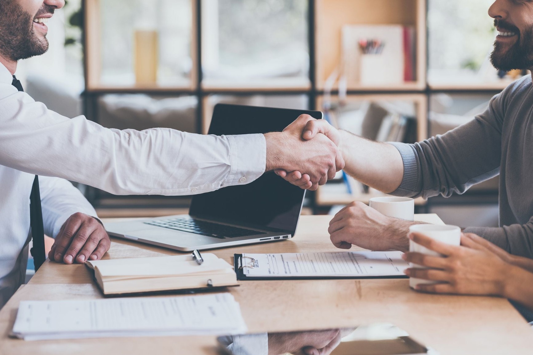 2 people shaking hands