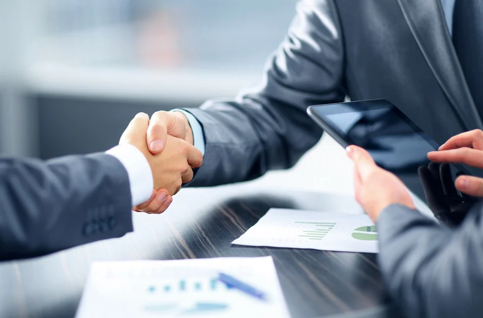 People shaking hand