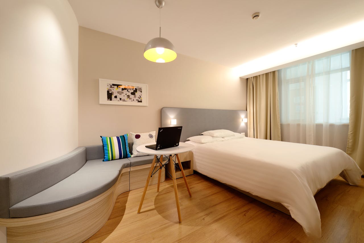 hotel room, laptop on a table. Image by Pixabay