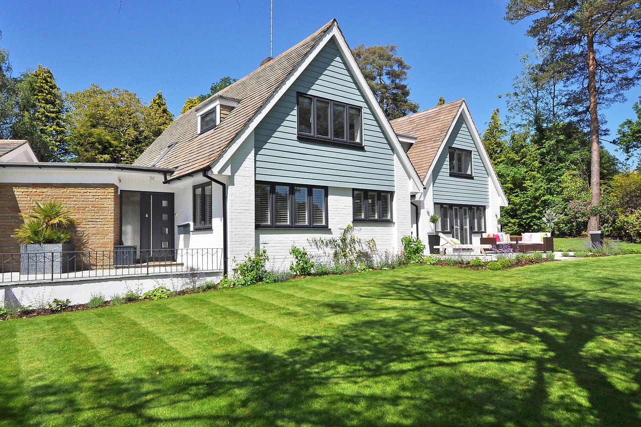 White and blue house, newly mowed lawn. Image by Pixabay