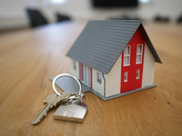 keys, small house on table